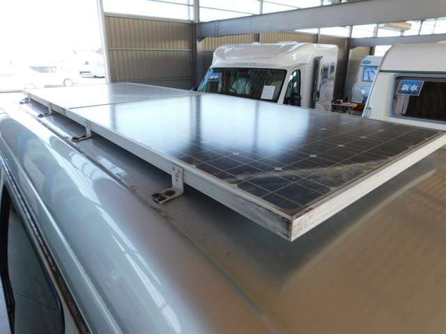 天井にはソーラーパネルを2枚搭載！サブバッテリーへ常に充電を行います。