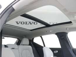 屋根一面まるごととも言える特大サイズのチルトアップ機構付電動パノラマ・ガラス・サンルーフ。晴天時はもちろん、雨天・曇天時にもブラインドを開けることで常に開放的な車内空間を実現させてくれます。