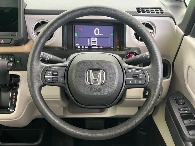 インテリアに合わせたデザインのステアリングは、運転される方のことも考え、運転しやすい形状、大きさです。是非一度、実際に触ってお確かめください。
