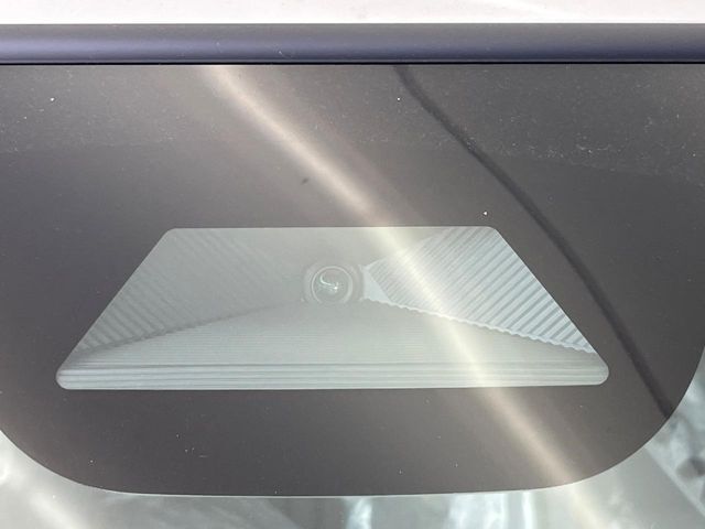 【ホンダセンシング】走行中に前方の車両等を認識し、衝突しそうな時は警報とブレーキで衝突回避と被害軽減をアシスト。より安全にドライブをお楽しみいただけます。