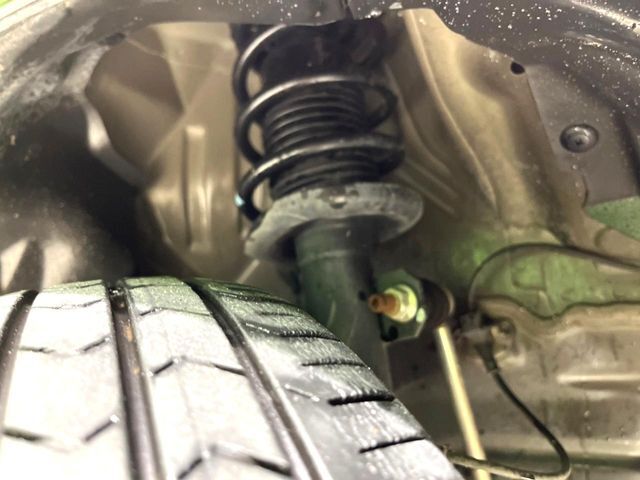 お車を安心してお乗りいただく為には、足回りの定期点検が欠かせません。サービスサポート（有償保証）では無料点検もご提供しており、安心のカーライフをお過ごしいただけるサポート体制が整っています。