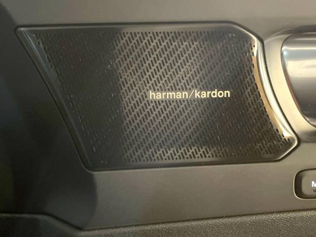 【harman　kardon】ハーマンカードンのHi-Fiスペシャリストと共に、モデル別に開発・設計された専用チューニングが臨場感溢れる音響空間を実現しています。