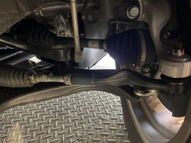 お車を安心してお乗りいただく為には、足回りの定期点検が欠かせません。サービスサポート（有償保証）では無料点検もご提供しており、安心のカーライフをお過ごしいただけるサポート体制が整っています。