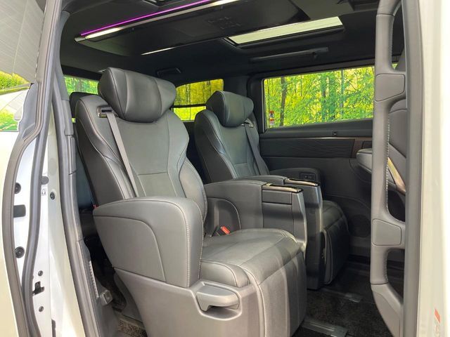 後部座席も気になるようなキズ・汚れやへたり等、大きなダメージはなく、良好な状態です。