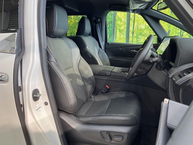 【合皮レザーシート】汚れのふき取りが容易でメンテナンスもが簡単な、機能性に優れる合成皮革を採用した上質なシートです。座り心地もよく、高級感あふれる心地良い車内空間を演出してくれます。