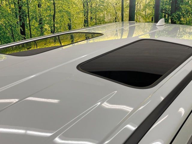 【左右独立ムーンルーフ】2列目左右席にそれぞれ配置されたガラスルーフ！日差しに合わせて片側だけシェードを閉めることも可能です！