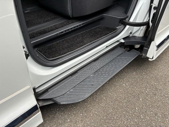 【電動サイドステップ】車高の高いお車でも、これがあれば小さいお子様の乗り降りも楽々♪スライドドアと連動して作動する為、煩わしい操作は不要です！