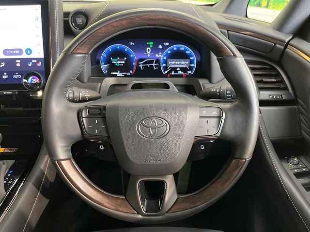 【ウッドコンビステアリング】高級感ある木目調パーツを採用した手に良く馴染むコンビハンドル。運転席廻りの雰囲気も一気に豪華になります！