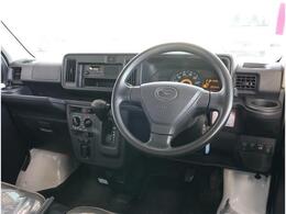 すっきりまとめられた視認性の良いインパネ周り。操作スイッチも使いやすい位置に配置されています。