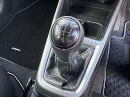 5速マニュアル車となっております♪ギアも気持ちよく入り変速もスムーズ♪マニュアルでしか味わえない楽しさを感じてください♪