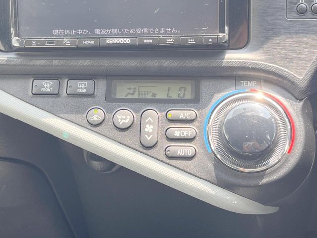 【オートエアコン】一度お好みの温度に設定すれば、車内の温度を検知し風量や温度を自動で調整。暑い…寒い…と何度もスイッチ操作をする必要はありません。快適な車内空間には必須の機能ですね♪