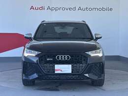 Audiの象徴であるシングルフレームグリルをよりワイドで低くシャープなデザインとすることでワイド＆ローのフォルムを協調しています。