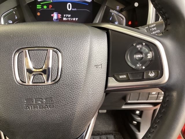 ハンドルにHondaセンシング系のクルーズコントロールやレーンキープアシストなどのスイッチと、オーディオの操作スイッチが装備されています。ハンドルから手を離さず安全に操作できます。