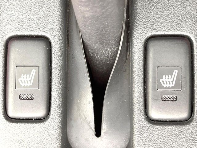 【シートヒーター】寒い日に重宝するシートヒーター！エアコンより早く温まってくれるので寒がりの人も安心ですね♪エアコンの温風は乾燥するから苦手、という方にもをおすすめです。