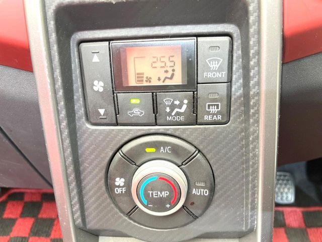 【オートエアコン】一度お好みの温度に設定すれば、車内の温度を検知し風量や温度を自動で調整。暑い…寒い…と何度もスイッチ操作をする必要はありません。快適な車内空間には必須の機能ですね♪