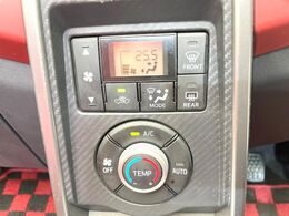 【オートエアコン】一度お好みの温度に設定すれば、車内の温度を検知し風量や温度を自動で調整。暑い…寒い…と何度もスイッチ操作をする必要はありません。快適な車内空間には必須の機能ですね♪