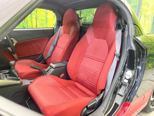 【専用スポーツシート】ホールド性に優れ、カーブ時の体が流れを抑制してくれます。また、体にフィットするから腰や背中が疲れにくく、ロングドライブや高速走行でも快適にお過ごしいただけます♪