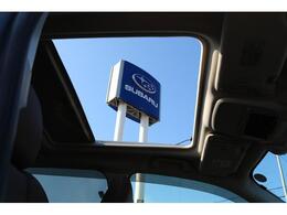 スバルの看板もバッチリ見えるサンルーフ♪(スライド式日除けサンシェードも装)備