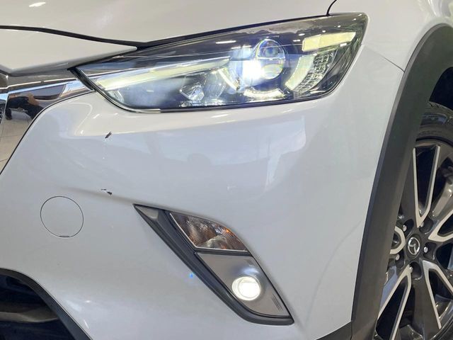 【LEDヘッドライト】悪天候や夜間走行時も良好な視界を確保し安心して運転できる高輝度LEDヘッドライトを装備！点灯速度が早く、消費電力も抑えられています。