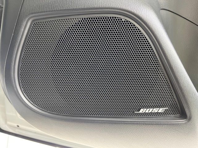 【BOSEサウンドシステム】メーカーオプションの高品位サウンドシステムを搭載。専用のチューニングが施された大小様々なスピーカーから良質なサウンドが奏でられ、臨場感あふれる音響空間を演出します。