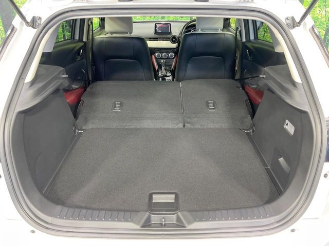 後席を格納すると、これだけの広さが！シーンに合わせたシートアレンジで、大きな荷物も積むことが出来ます♪