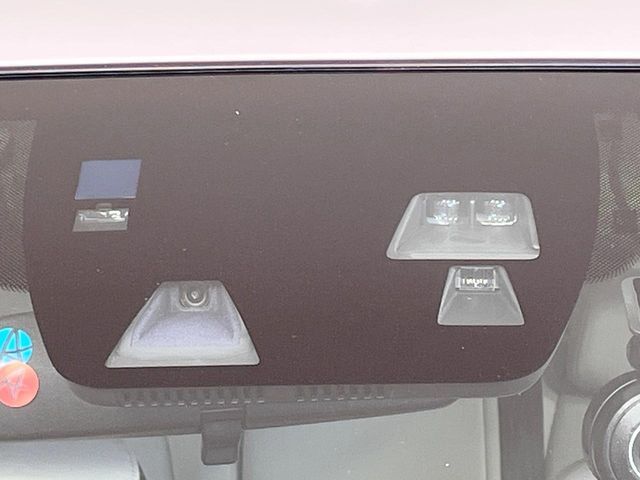 【スマートブレーキサポート】走行中に前方の車両等を認識し、衝突しそうな時は警報とブレーキで衝突回避と被害軽減をアシスト。より安全にドライブをお楽しみいただけます。