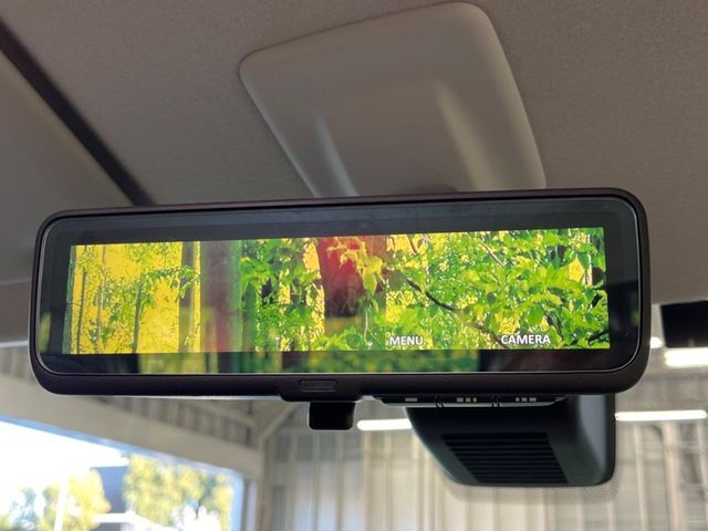 【デジタルルームミラー】後方を広く見渡せる車体後部にカメラを取付け、ルームミラー内のモニターに表示します。様々な環境でクリアな後方視界を確保。安心して運転することができます。