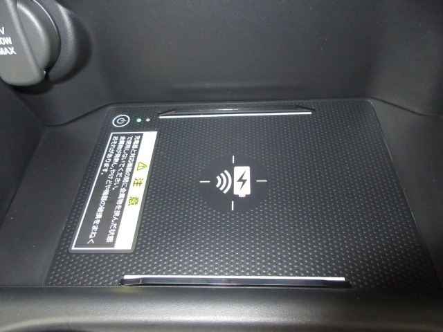 ワイヤレス充電器がついています。対応スマートフォンを置くだけで充電が可能です。