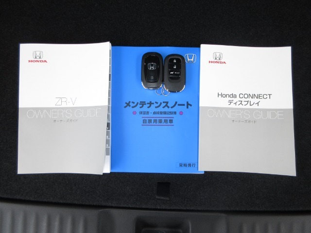 カギをバッグやポケットに入れたままでもドアロックの開閉やエンジン始動ができる『スマートキー』付き！暗くなってもキー穴を捜す必要が無くとっても便利ですから人気の装備です！