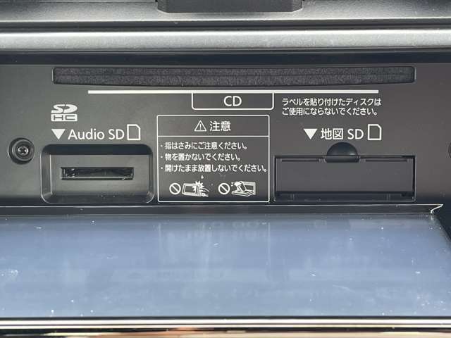 地デジチューナー内臓型、多機能タッチパネルメモリーナビゲーションを装備しています。