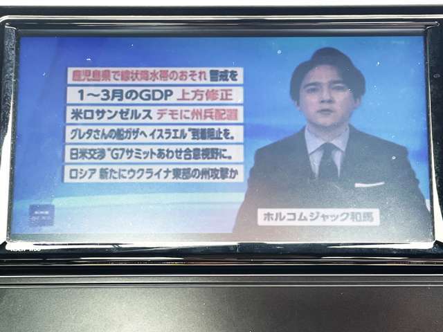 地デジチューナー内臓型、多機能タッチパネルメモリーナビゲーションを装備しています。
