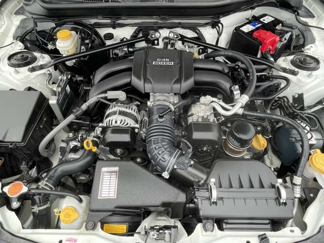 軽量コンパクトかつ低重心水平対向4気筒　出力235ps(173kW)/7000rpm　トルク25.5kg・m(250N・m)/3700rpm