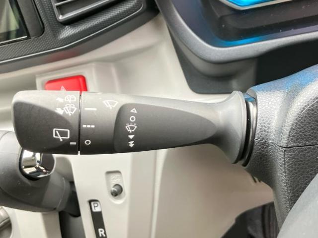 WECARSの展示場では実際に見て、触ってお車をお選びいただけます！知識の豊富な営業スタッフが様々なカーライフをご提案いたします！