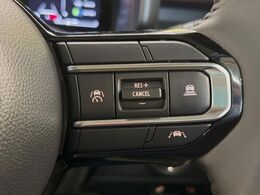 【アダプティブクルーズコントロール】高速道路での長距離走行が楽に！！自動で速度を保つクルーズコントロールが、衝突軽減システムと連携し、前方の車両を感知して車間を保つように速度調節してくれます！！