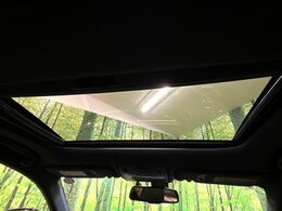 【サンルーフ】開放感たっぷりの希少装備、サンルーフが装着されています！車内に明かりを取り入れたり景色を楽しむ以外にも、車内の空気も簡単に換気できて快適です！