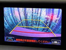 【バックカメラ】駐車時に後方がリアルタイム映像で確認できます。大型商業施設や立体駐車場での駐車時や、夜間のバック時に大活躍！運転スキルに関わらず、今や必須となった装備のひとつです！