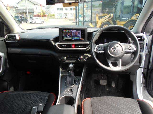 運転席にはシート上下アジャスターが装備されているので、自分の好きな高さに合わせて調節することができます！