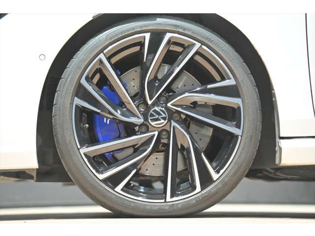 DCCパッケージオプション19インチアルミホイールでございます♪専用ブルーブレーキキャリパー