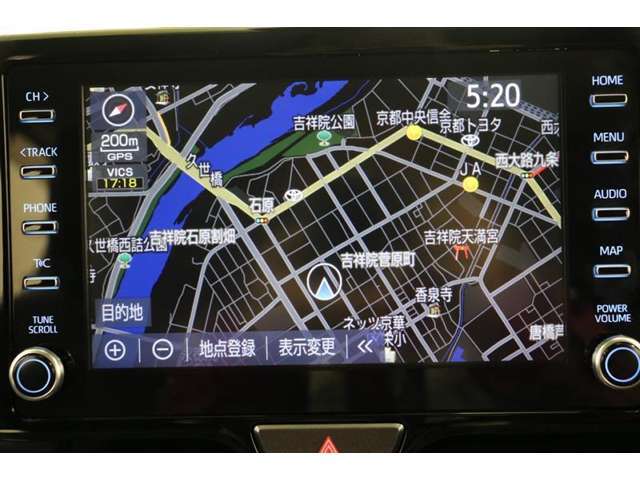 スマホやiPhoneと連携し、対応アプリをディスプレイに表示させて使うディスプレイオーディオ。使い慣れた従来のトヨタ車載ナビが利用できるTCナビを装着しています。