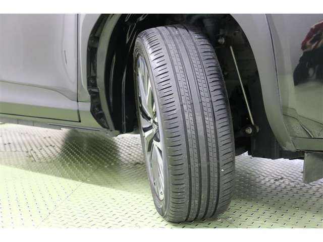 タイヤサイズ　215/50R18。