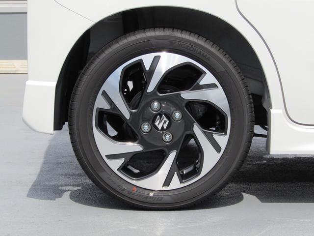 【タイヤホイール】スチールホイールよりも軽く、車の運動性能や燃費向上に貢献します。また、熱の放散も良いため、ブレーキ性能にも好影響を与えます。見た目にもスタイリッシュです。