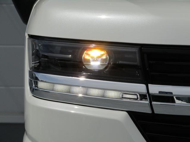 【ヘッドランプ】LEDヘッドランプは非常に明るく、視認性が高いため、夜間や悪天候時の運転が安全になります。長寿命で経済的です。