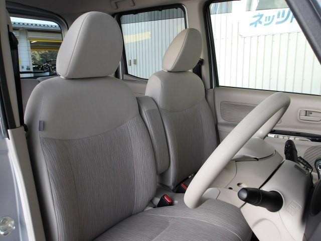 インテリア・シートカラーはベージュ！前席はゆったり座れるフロントベンチシートです！