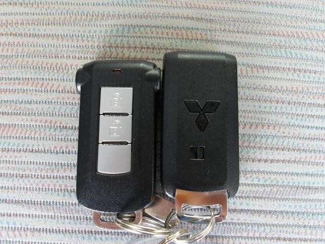 スマートキーをポケットやカバンに入れておくだけでドアの施錠・開錠やエンジンスタートの操作が簡単です！