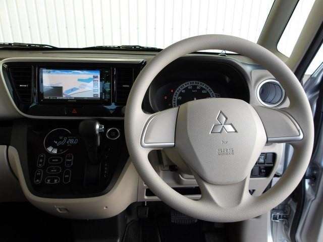 インパネ部にシフトレバーを採用し前席足元はスッキリ広々とした空間が確保されており快適です！