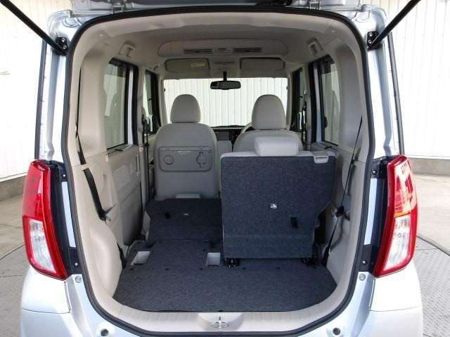 後席を倒せばより大きな荷物も載せられます！