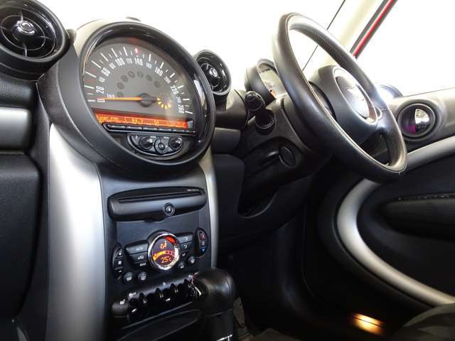 お車に詳しくないお客様もご安心下さい！当店スタッフが詳細な点までしっかりご説明致します！車の事だけでなく、ローンの手続きや購入の流れ等小さな疑問も当店で解決させて下さい！