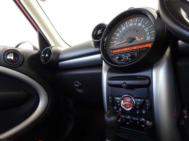 現在限られた人員で多数のお問い合わせに対応していることや、ショールーム以外のモータープールにて保管をしている車輌も多数あるため、実車をご覧になりたい場合はご来店前に事前確認のご連絡をお願い致します。