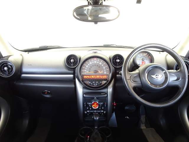 全国納車可能で御座います。納車方法及び費用に付きましては、気軽にコーディネーターまでご相談下さいませ。遠方のご納車際も我々がしっかりサポートさせて頂きます。お気軽にスタッフまでご相談下さいませ。