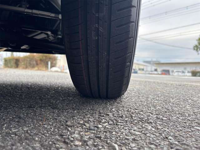 フロントタイヤです！サイズは155/65R14を採用！届出済未使用車になりますので溝もありこれからたくさん使用できます！タイヤサイズも軽自動車に多く見られるサイズなのでタイヤ交換の際も経済的に！